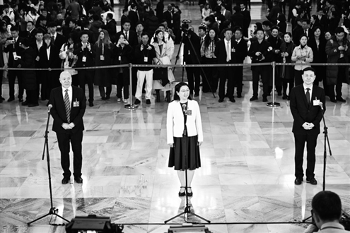 3月4日,全国政协十四届四次会议首场“委员通道”集体采访活动在北京人民大会堂举行。新华社发